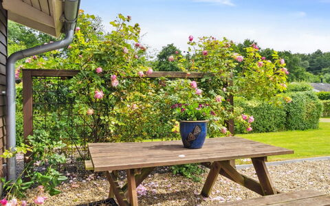 Telli - 350M from the Sea: Maison, Domicile, Porte, Toit, Chalet, Biens, Jardin, Ombre, Siding, Cour