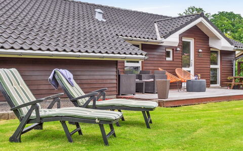 Telli - 350M from the Sea: Maison, Domicile, Porte, Toit, Chalet, Biens, Jardin, Ombre, Siding, Cour