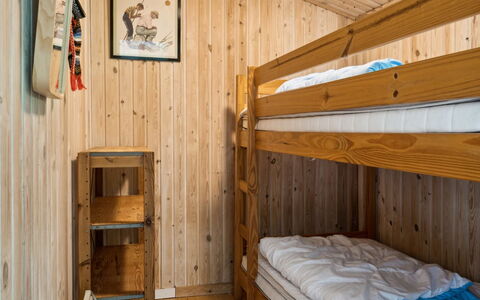 Lovisa - 7Km from the Sea: Lit Superposé, Bois, Sol, Sol, Chambre, Lit, Design Intérieur, Plafond, Pièce, Meubles