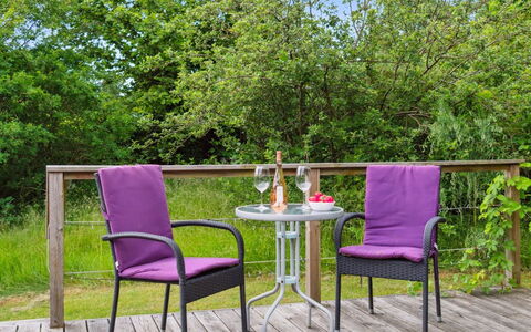 Lovisa - 7Km from the Sea: Meubles, Mobilier De Jardin, Chaise, Jardin, Plastique, Accoudoir, Tache De Bois, Chaise Pliante, Tableau De Plein Air, Parc