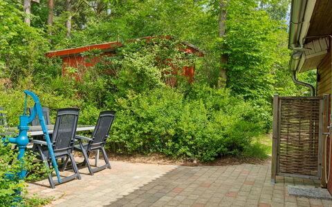 Lovisa - 7Km from the Sea: Arbuste, Jardin, Chalet, Couverture De Sol, Ombre, Arrière-Cour, Batiments Jardin, Cour, Aménagement Paysager, Passerelle