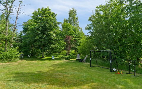 Lovisa - 7Km from the Sea: Arbre, Herbe, Arbuste, Jardin, Lot Terre, Pelouse, Printemps, Ombre, Parc