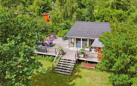 Lovisa - 7Km from the Sea: Arbuste, Maison, Chalet, Jardin, Biens, Batiments Jardin, Ferme, Ombre, Cour, Porche