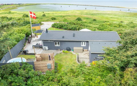 Alessandra - 80M to the Fjord: Bleu, Arbuste, Chalet, Couverture De Sol, Jardin, Biens, Ombre, Aménagement Paysager, Ferme, Eco Hôtel