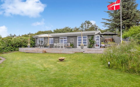 Alessandra - 80M to the Fjord: Bleu, Arbuste, Chalet, Couverture De Sol, Jardin, Biens, Ombre, Aménagement Paysager, Ferme, Eco Hôtel