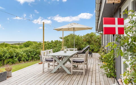 Alessandra - 80M to the Fjord: Bleu, Arbuste, Chalet, Couverture De Sol, Jardin, Biens, Ombre, Aménagement Paysager, Ferme, Eco Hôtel