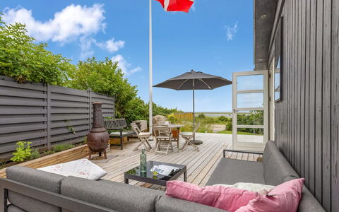 Alessandra - 80M to the Fjord: Bleu, Arbuste, Chalet, Couverture De Sol, Jardin, Biens, Ombre, Aménagement Paysager, Ferme, Eco Hôtel