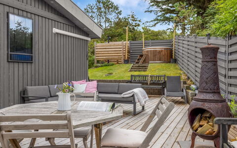 Alessandra - 80M to the Fjord: Bleu, Arbuste, Chalet, Couverture De Sol, Jardin, Biens, Ombre, Aménagement Paysager, Ferme, Eco Hôtel