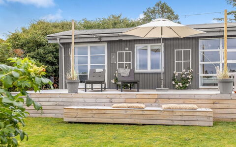 Alessandra - 80M to the Fjord: Bleu, Arbuste, Chalet, Couverture De Sol, Jardin, Biens, Ombre, Aménagement Paysager, Ferme, Eco Hôtel