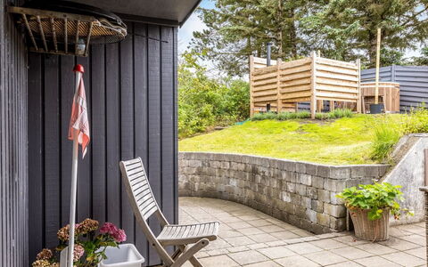 Alessandra - 80M to the Fjord: Bleu, Arbuste, Chalet, Couverture De Sol, Jardin, Biens, Ombre, Aménagement Paysager, Ferme, Eco Hôtel