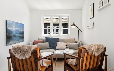 Kim - 250M from the Sea: Meubles, Design Intérieur, Mur, Sol, Canapé, Bois, Sol, Salon, Pièce, Cadre