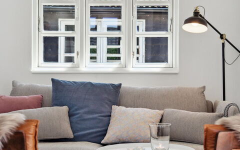 Kim - 250M from the Sea: Meubles, Design Intérieur, Canapé, Bois, Salon, Domicile, Sol, Coussin, Throw Pillow, Sol