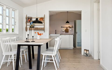 Kim - 250M from the Sea: Meubles, Design Intérieur, Sol, Sol, Mur, Bois, Salle À Manger, Table, Table Cuisine Et Salle A Manger, Plafond