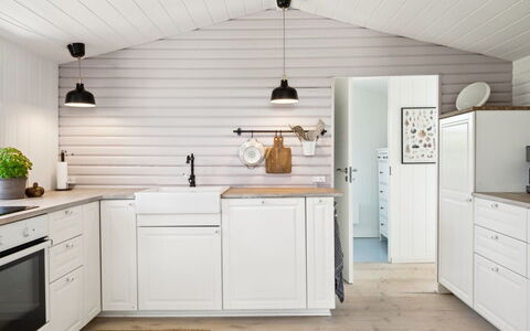 Kim - 250M from the Sea: Cuisine, Sol, Comptoir, Design Intérieur, Cabinetry, Bois, Meubles, Sol, Appareil De Cuisine, Plafond