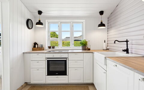 Kim - 250M from the Sea: Cuisine, Sol, Bois, Cabinetry, Comptoir, Design Intérieur, Sol, Meubles, Appareil De Cuisine, Robinet