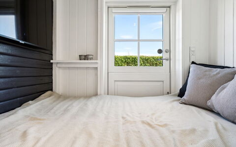 Kim - 250M from the Sea: Bois, Chambre, Sol, Sol, Design Intérieur, Lit, Drap De Lit, Linge, Literie, Pièce