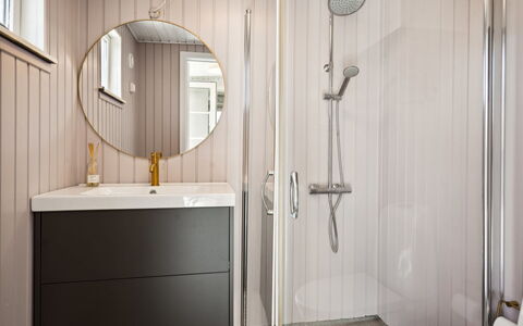 Kim - 250M from the Sea: Design Intérieur, Luminaire Plomberie, Sol, Salle De Bains, Sol, Armoire De Toilette, Évier, Lavabo, Miroir, Plomberie