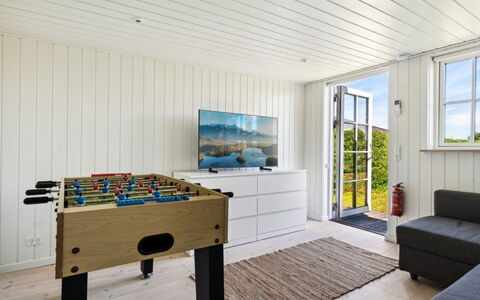Kim - 250M from the Sea: Bois, Sol, Design Intérieur, Sol, Plafond, Meubles, Parquet, Pièce, Dur, Salon