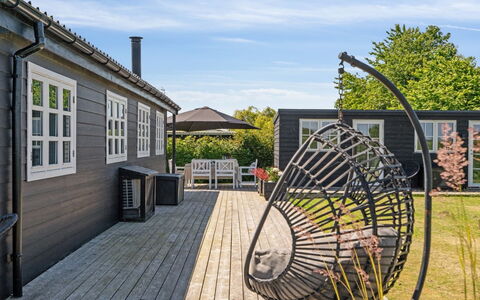 Kim - 250M from the Sea: Bois, Domicile, Meubles, Toit, Plate-Forme, Mobilier De Jardin, Chalet, Porte, Porche, Chaise