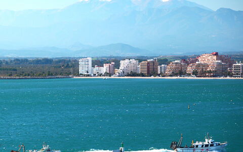 Joan Sarda: Ciel, L'Eau, Ressources En Eau, Jour, Montagne, Navire, Bleu, Bleu Azur, La Nature, Bâtiment