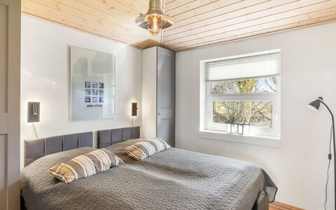 Ljuba - 1.3Km from the Sea: Lit, Design Intérieur, Chambre, Meubles, Sol, Bois, Plafond, Sol, Literie, Drap De Lit