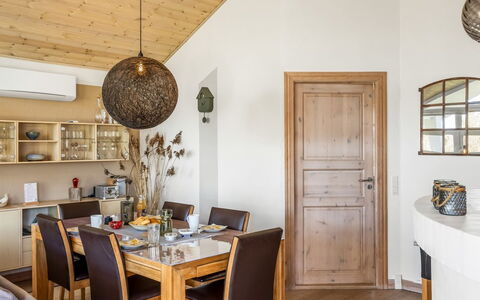 Ljuba - 1.3Km from the Sea: Meubles, Design Intérieur, Sol, Mur, Chaise, Sol, Bois, Plafond, Luminaire, Salle À Manger