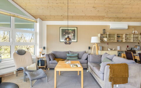 Ljuba - 1.3Km from the Sea: Meubles, Design Intérieur, Canapé, Sol, Sol, Bois, Plafond, Salon, Pièce, Chaise