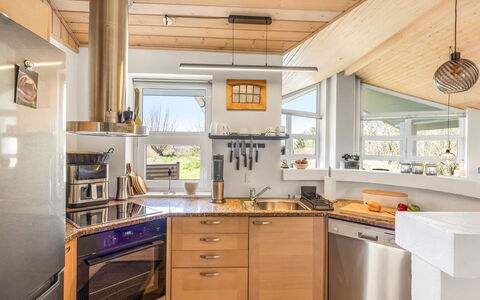 Ljuba - 1.3Km from the Sea: Cuisine, Comptoir, Design Intérieur, Appareil De Cuisine, Sol, Cabinetry, Bois, Meubles, Plafond, Principaux Appliance
