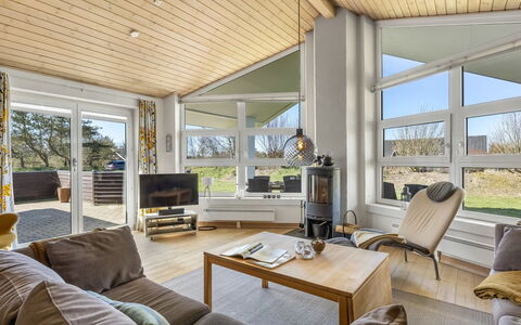 Ljuba - 1.3Km from the Sea: Design Intérieur, Sol, Bois, Plafond, Canapé, Sol, Salon, Meubles, Parquet, Pièce
