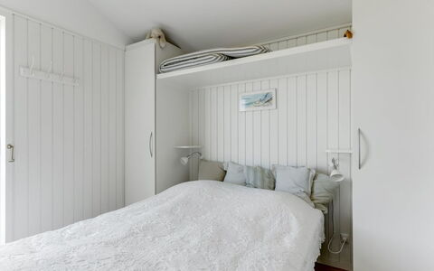 Zina - 50M from the Sea: Chambre, Lit, Bois, Drap De Lit, Literie, Design Intérieur, Sol, Sol, Linge, Meubles