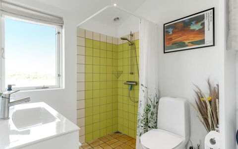 Zina - 50M from the Sea: Mur, Luminaire Plomberie, Sol, Design Intérieur, Sol, Toilette, Siège De Toilette, Salle De Bains, Plomberie, Évier