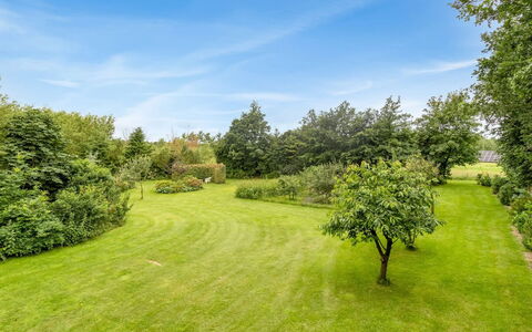 Saran - 30Km from the Sea: Bleu, Arbuste, Chalet, Couverture De Sol, Jardin, Biens, Ombre, Aménagement Paysager, Ferme, Eco Hôtel