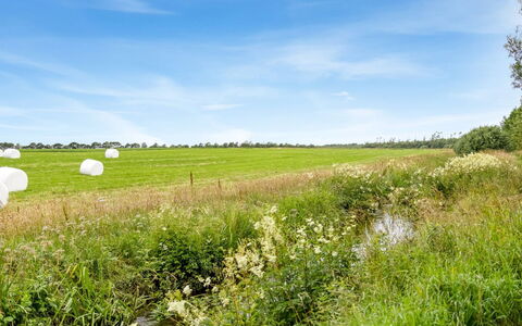 Saran - 30Km from the Sea: Domicile, Chalet, Porche, Dur, Siding, Plate-Forme, Ombre, Planche, Biens, Batiments Jardin
