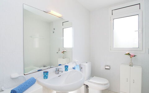 Prudenci: Salle De Bains, Pièce, Propriété, Design Intérieur, Maison, Immobilier, Architecture, Robinet, Sol, Bâtiment