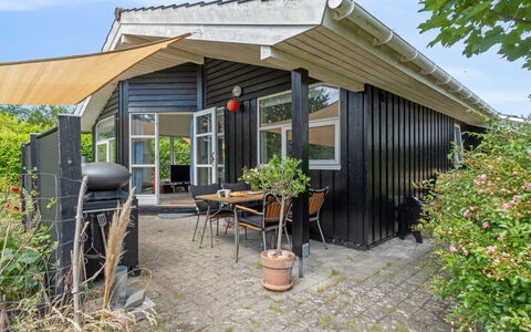Thanee - 600M to the Fjord: Toit, Maison, Architecture, Domicile, Chalet, Siding, Porche, Ombre, Batiments Jardin, Cour