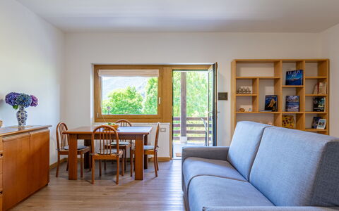Angelina House: Meubles, Table, Bleu Azur, Bois, Architecture, Plante, Salon, Sol, Sol, Canapé
