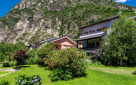 Angelina House: Plante, Ciel, Montagne, Propriété, Bâtiment, Vert, La Nature, Paysage Naturel, Maison, Arbre