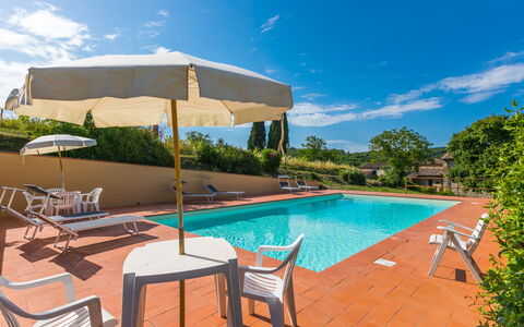 Cerretino Group House 14 Sleeps: Nuage, L'Eau, Ciel, Propriété, Meubles, Piscine, Plante, Bleu Azur, Table, Ombre