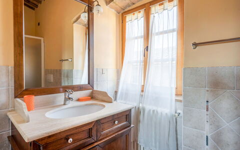 Le Fonti Apartments With Ac Near Siena: Lavabo, Évier, Luminaire Plomberie, Salle De Bains, Sol, Design Intérieur, Sol, Robinet, Armoire De Toilette, Plafond