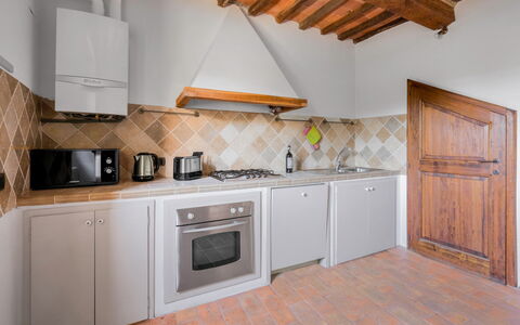 Le Fonti Apartments With Ac Near Siena: Cuisine, Principaux Appliance, Appareil De Cuisine, Sol, Design Intérieur, Bois, Comptoir, Plafond, Sol, Cuisinière