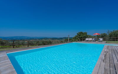 Le Fonti Apartments With Ac Near Siena: L'Eau, Ciel, Propriété, Plante, Piscine, Bleu Azur, Rectangle, Bâtiment, Plan D'Eau, Arbre