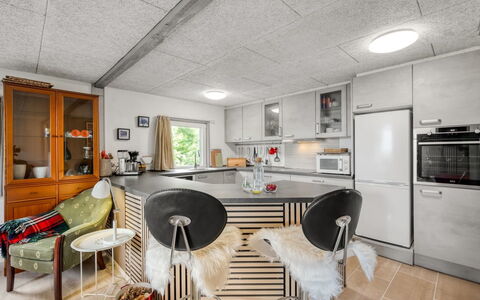 Alivia - 200M from the Sea: Meubles, Design Intérieur, Plafond, Sol, Bois, Cuisine, Luminaire, Chaise, Pièce, Sol