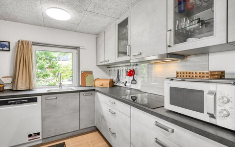 Alivia - 200M from the Sea: Cuisine, Appareil De Cuisine, Principaux Appliance, Comptoir, Électroménager, Cuisinière, Cabinetry, Evier, Sol, Le Fourneau