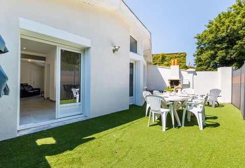 Les Sablières: Plante, Fleur, Propriété, Table, Bâtiment, Meubles, Fenêtre, Pot De Fleur, Ombre, Plante D'Appartement