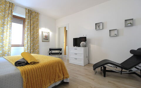 Comfort Apartment, Welness, Terrace: Meubles, Propriété, Cabinetry, Confort, Bois, Bâtiment, Tiroir, Sol, Jaune, Sol