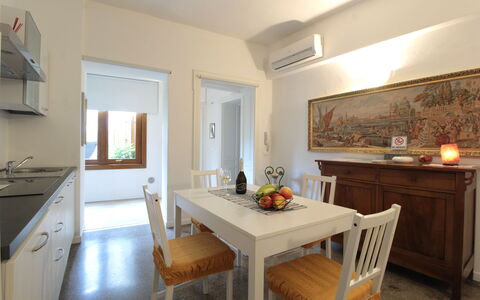 Comfort Apartment, Welness, Terrace: Meubles, Propriété, Table, Cabinetry, Cadre, Chaise, Bois, Design Intérieur, Sol, Sol