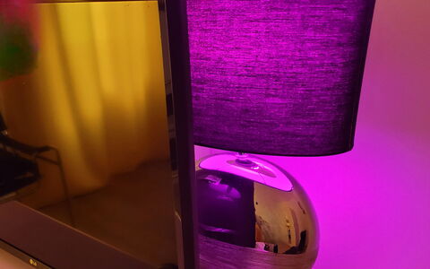 Comfort Apartment, Welness, Terrace: Éclairage, Appareil Électronique, Lampshade, Lampe, Violet, Luminaire, Électroménager, Enceinte, Salon