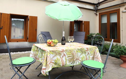 Comfort Apartment, Welness, Terrace: Table, Plante, Meubles, Vert, Bâtiment, Pot De Fleur, Plante D'Appartement, Éclairage, Fenêtre, Design Intérieur