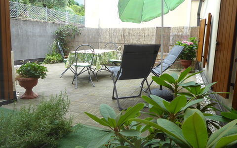 Comfort Apartment, Welness, Terrace: Plante, Meubles, Pot De Fleur, Chaise, Plante D'Appartement, Bâtiment, Mobilier De Jardin, Architecture, Table, Ombre