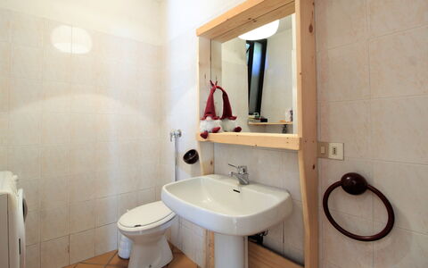 Baita a Pieve Tesino Mountain And Lake: Miroir, Robinet, Lavabo, Évier, Luminaire Plomberie, Propriété, Salle De Bains, Violet, Design Intérieur, Bâtiment